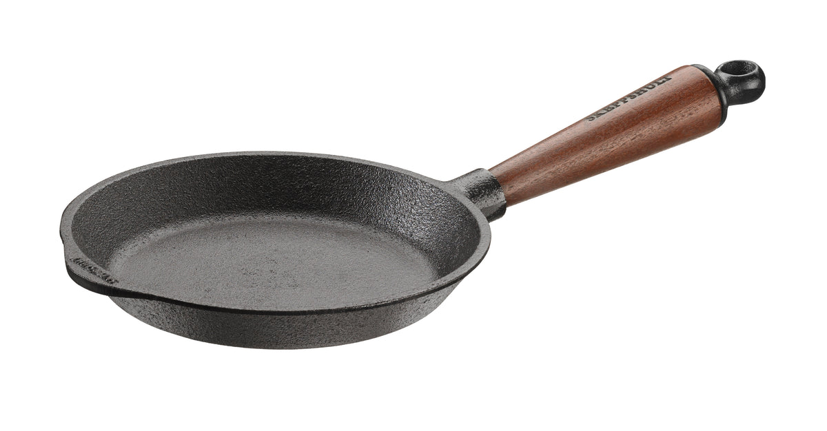 Skeppshult gjutjärnspanna med trähandtag