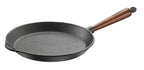 Skeppshult gjutjärnspanna med trähandtag