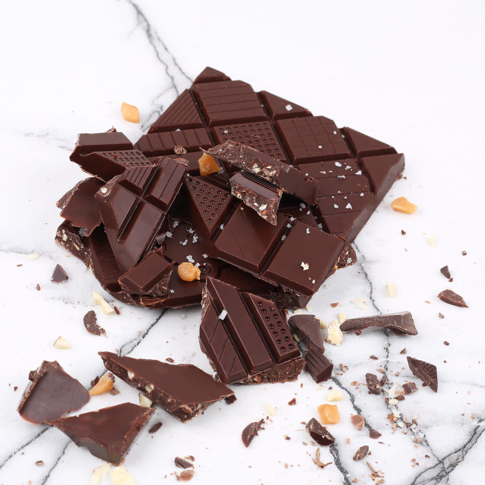 Le Chocolat des Français Tumma suklaalevy mantelilla ja suolaisella krokantilla